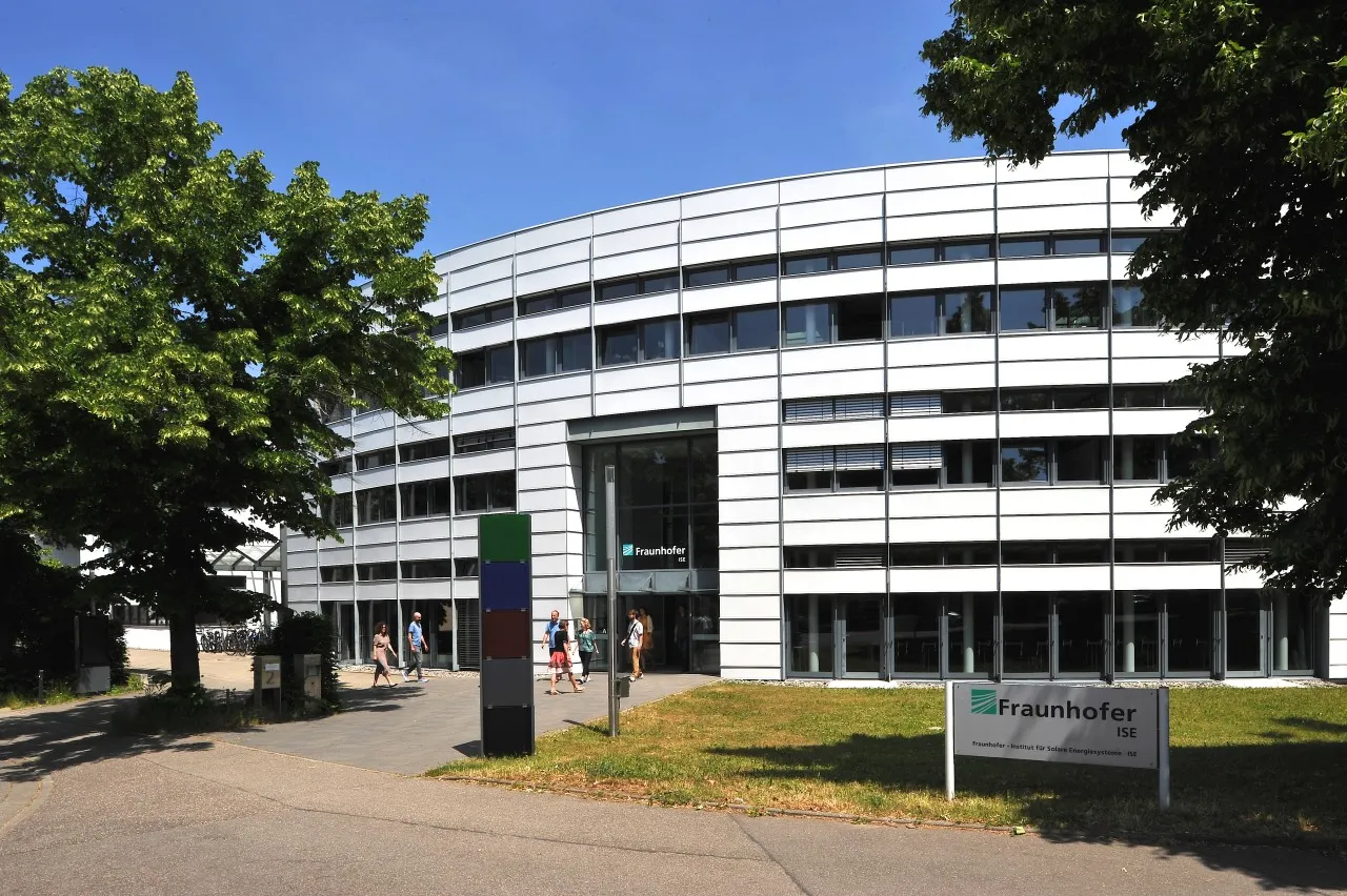Fraunhofer ISE произвежда слънчеви клетки с множество преходни точки с 36,1% ...