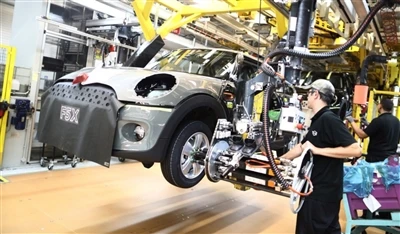 Производството на автомобили в Обединеното кралство спада с близо 18%-на-годи...